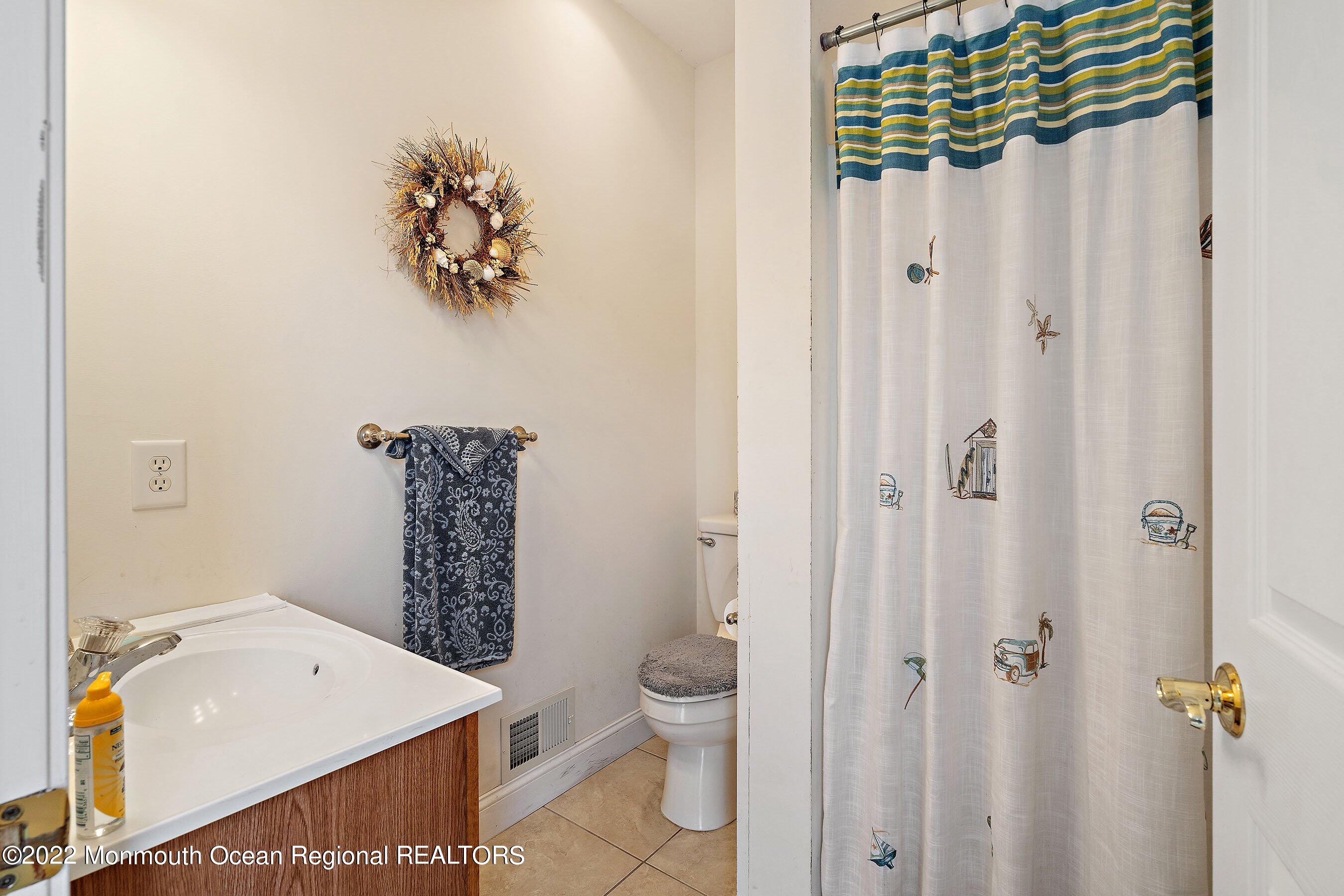 34 Sands Point Road Waretown, NJ 08758 - Photo 14 of 44 14-Int1 Lav1