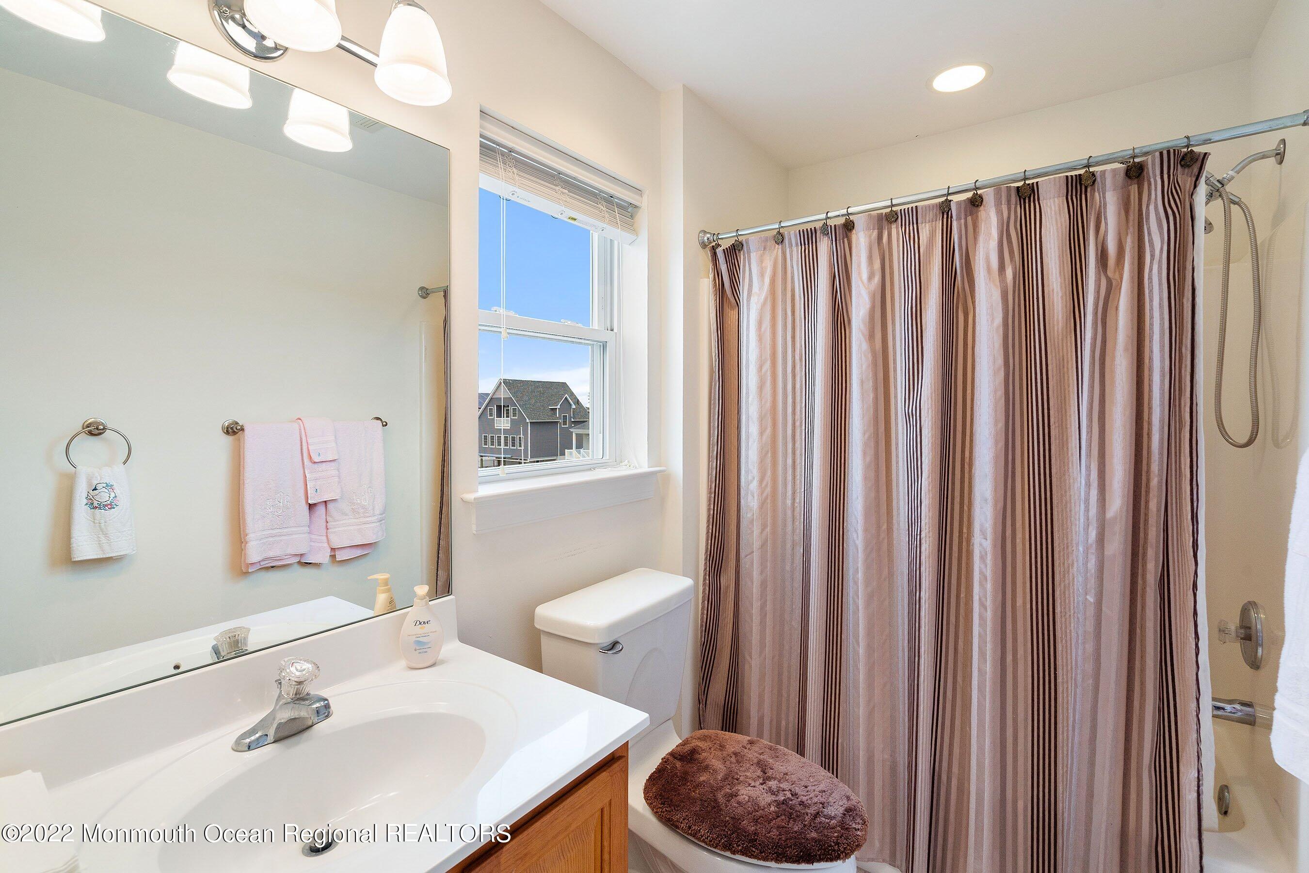 34 Sands Point Road Waretown, NJ 08758 - Photo 28 of 44 28-Int21 Lav3