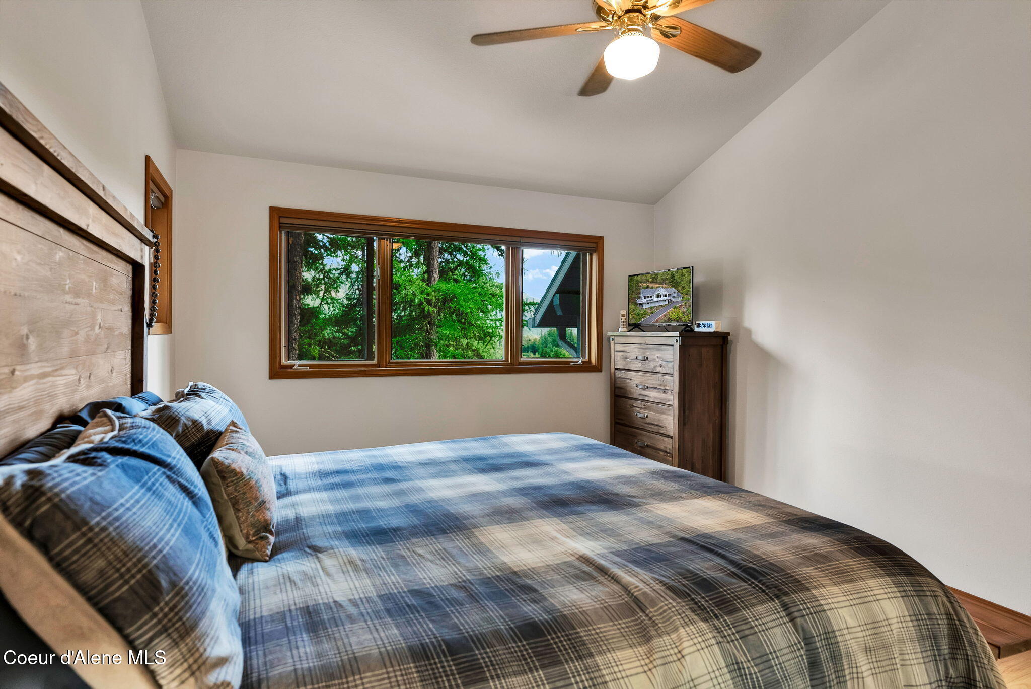 204 North Quail Run Sandpoint, ID 83864 - Photo 28 of 55 Primary Bedroom