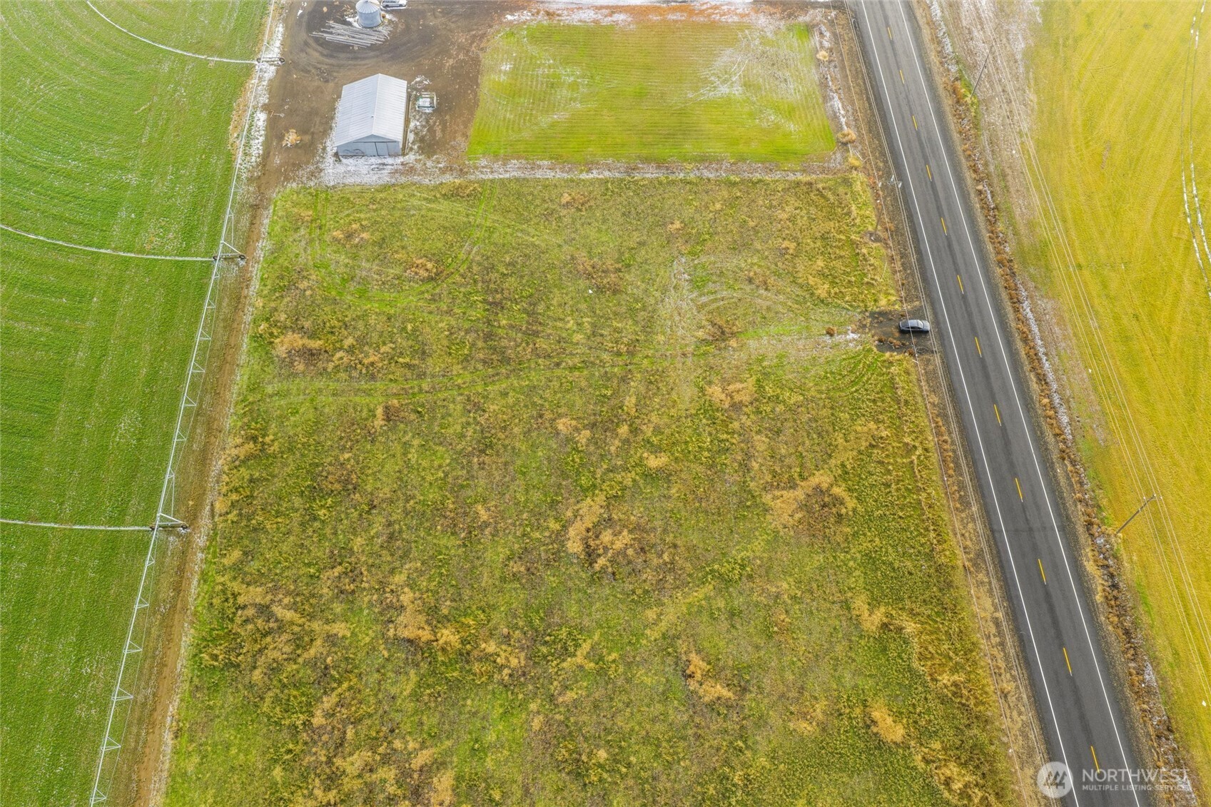 15645 Stratford Road Northeast Moses Lake, WA 98837 - Photo 6 of 20 a bathroom with a window