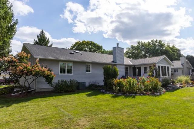 $1 | 306 West Leonard Street, Watertown, WI 53098