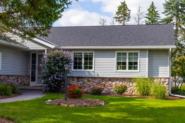 $1 | 306 West Leonard Street, Watertown, WI 53098