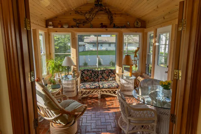 $1 | 306 West Leonard Street, Watertown, WI 53098