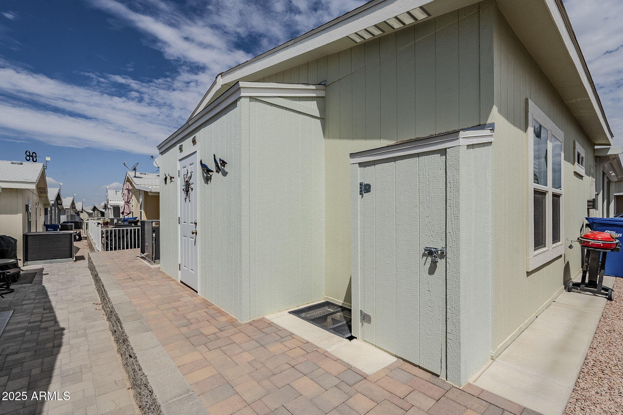 650 North Hawes Road, Unit 3215 Mesa, AZ 85207 - Photo 32 of 68 a view of a living room