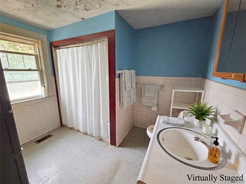117 Everingham Road Onondaga, NY 13205 - Photo 19 of 27 Bathroom staged