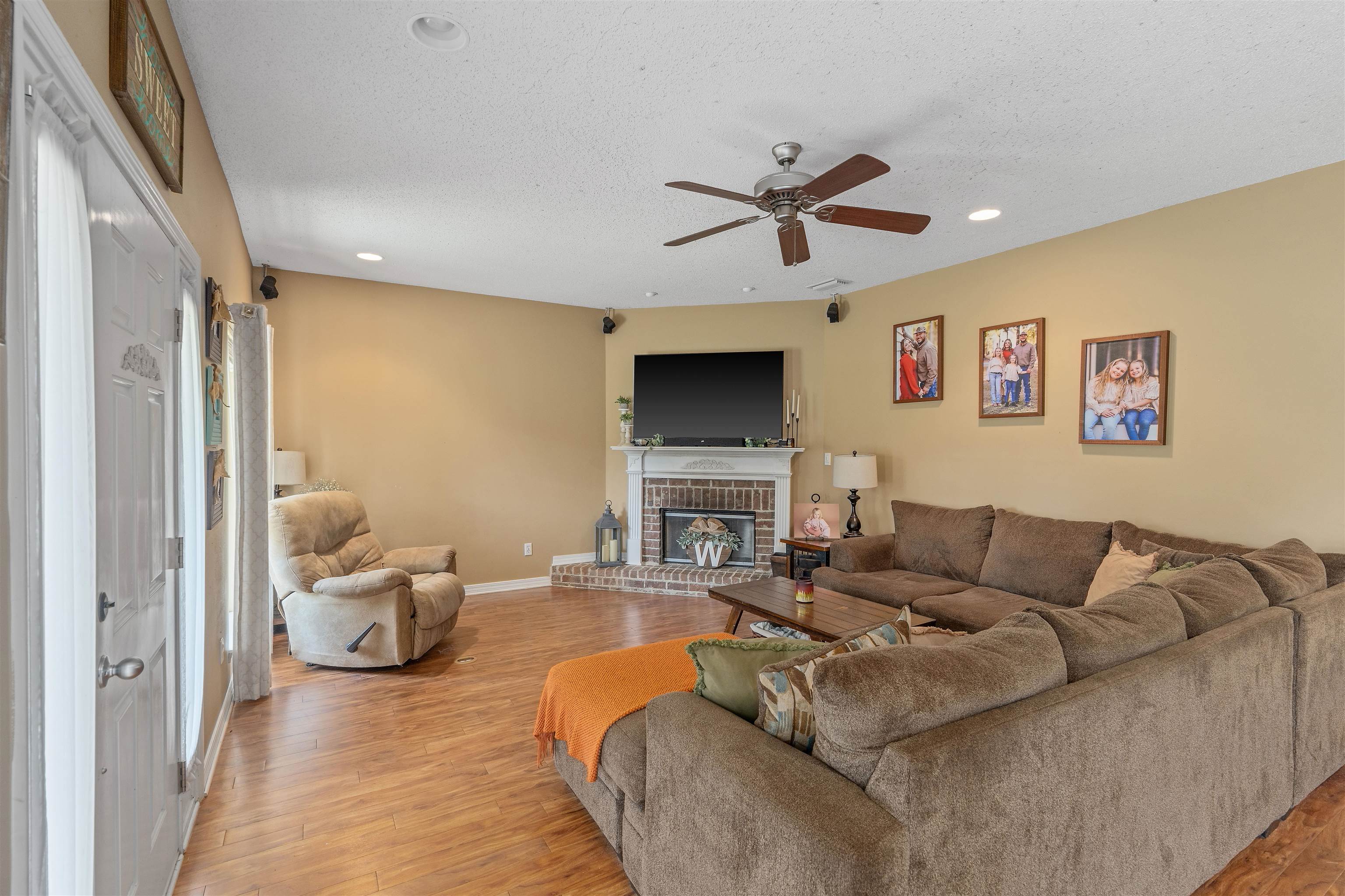 34711 Pond Road Stapleton, AL 36578 - Photo 8 of 38 Living Room