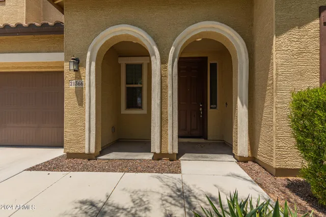 a view of a entrance door of the house