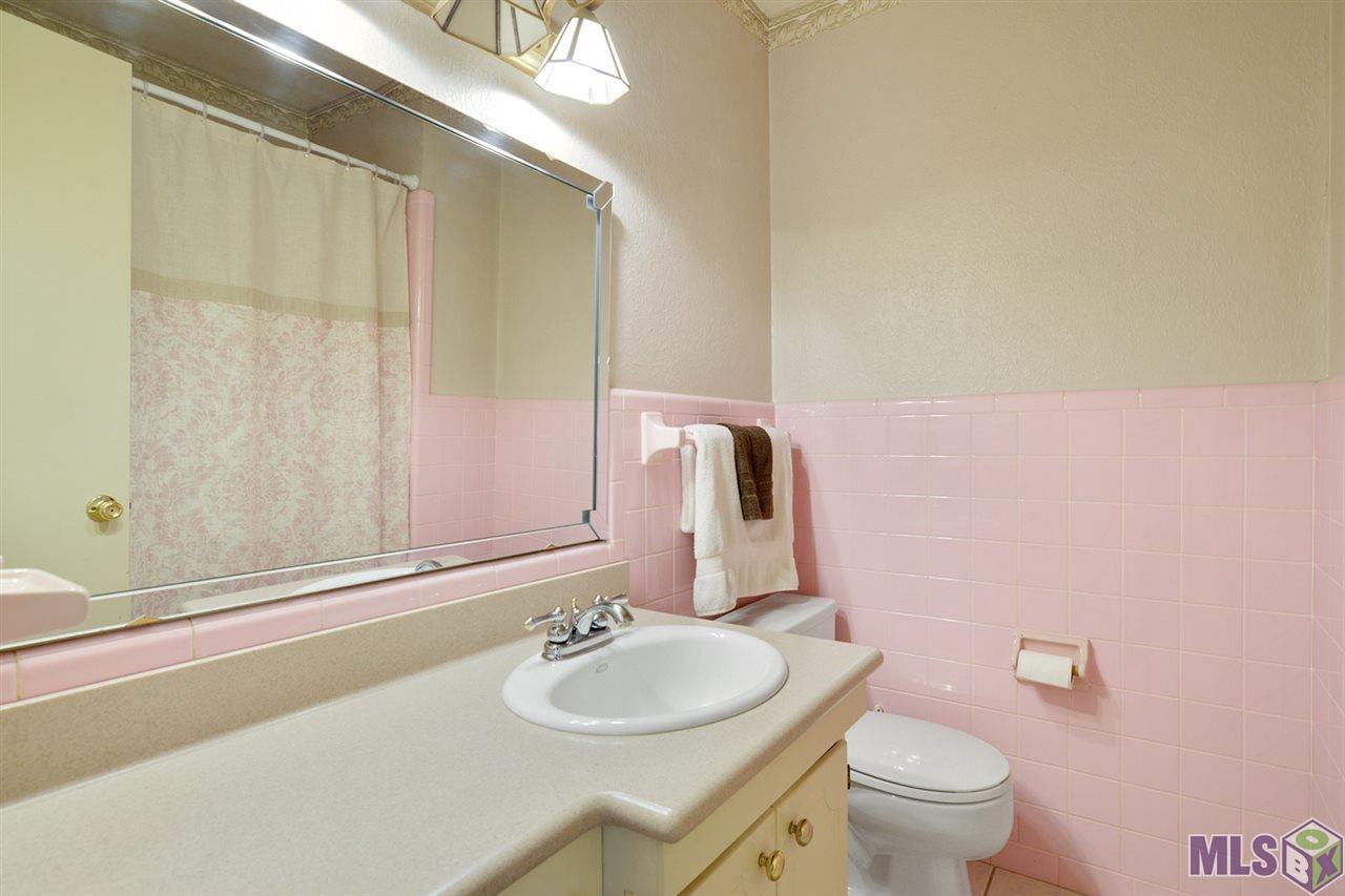 9808 Arnold Road Denham Springs, LA 70726 - Photo 14 of 16 Hall Bathroom
