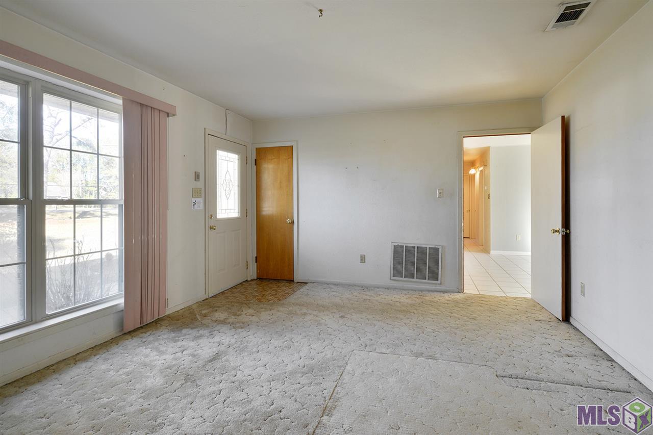 9808 Arnold Road Denham Springs, LA 70726 - Photo 8 of 16 Living Room