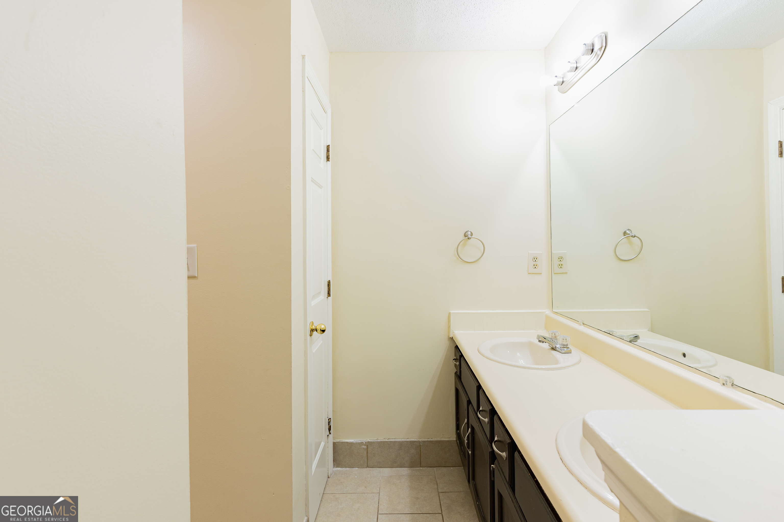 3821 Rex Mill Square Rex, GA 30273 - Photo 16 of 51 a bathroom with a sink and a bathtub