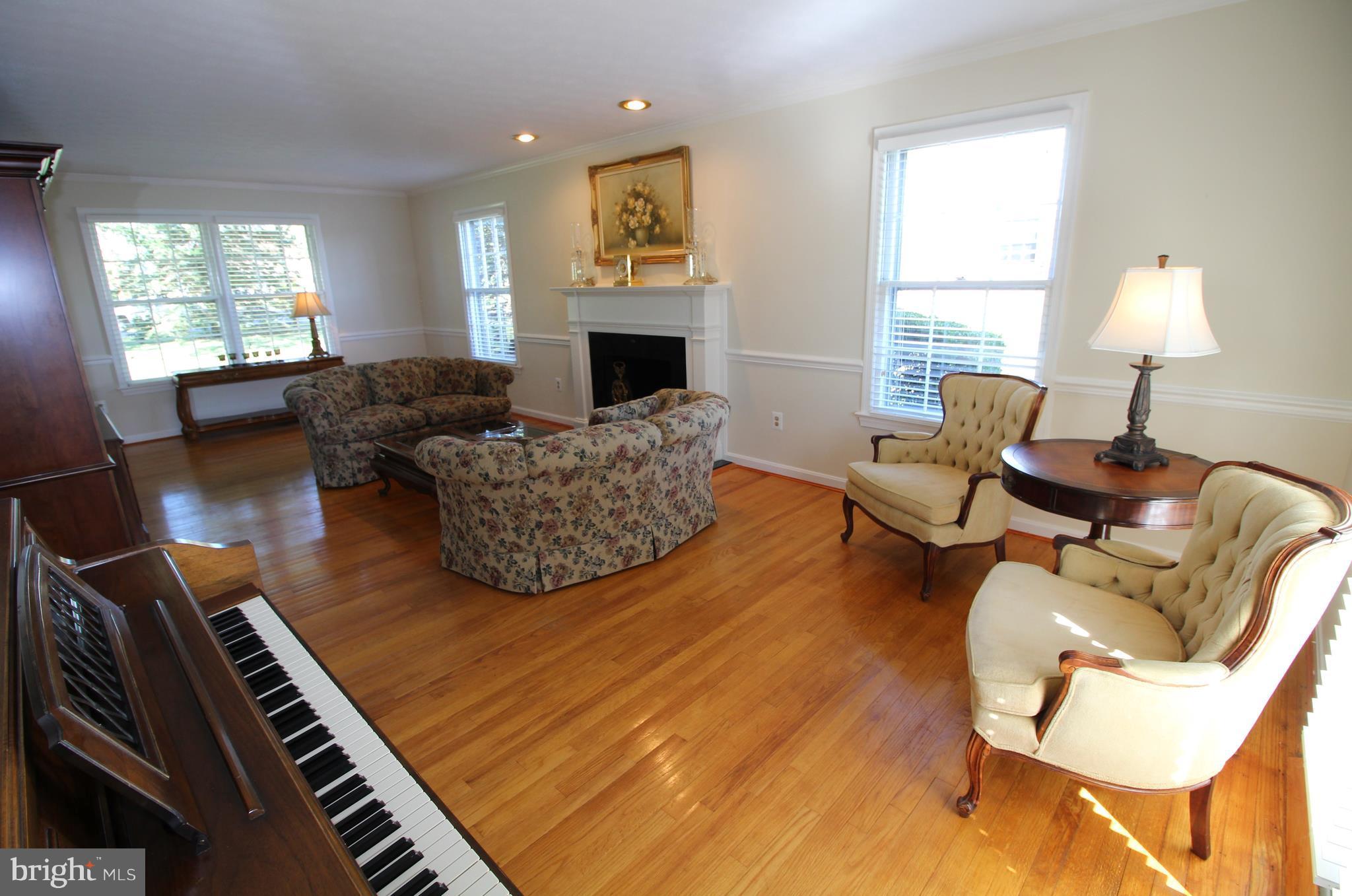 18513 Kingshill Road Germantown, MD 20874 - Photo 11 of 30 Living Room
