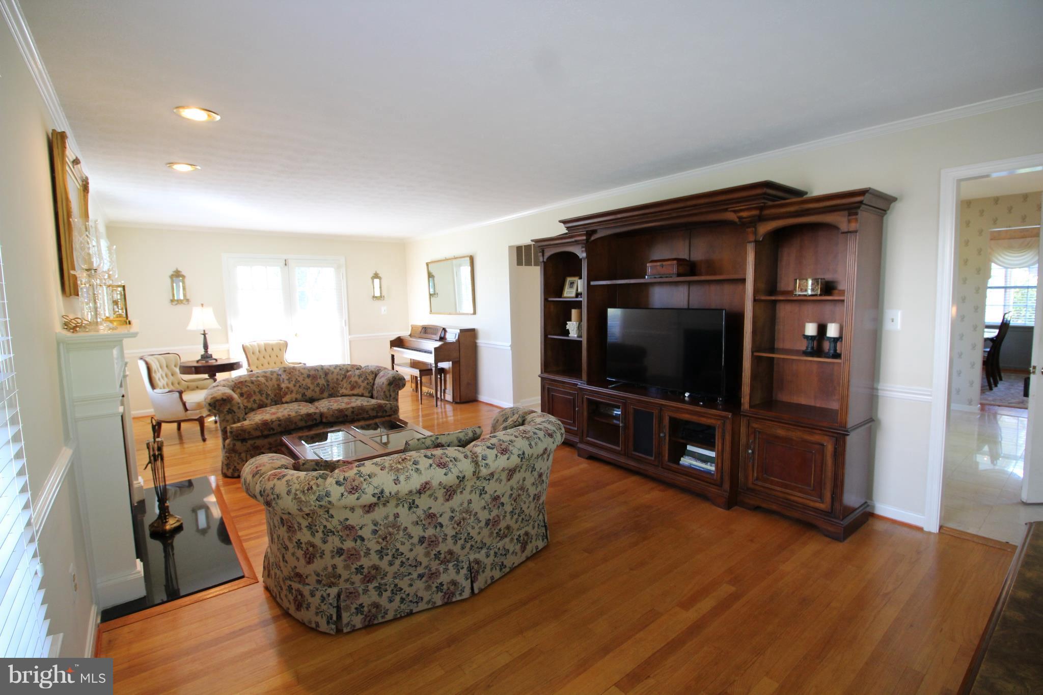 18513 Kingshill Road Germantown, MD 20874 - Photo 12 of 30 Living Room