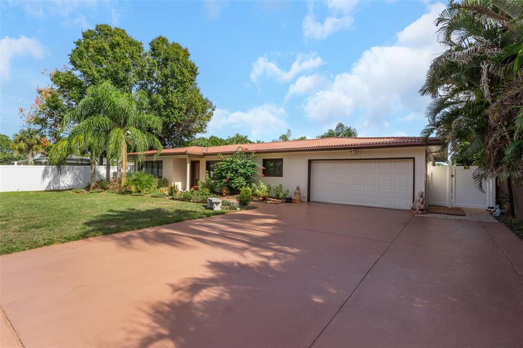 3945 East Eden Roc Cir  