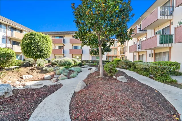a view of a yard in front of house