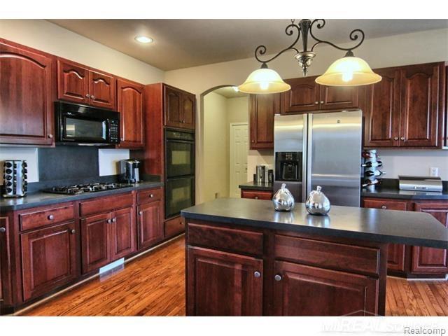 1353 Welland Drive Rochester, MI 48306 - Photo 9 of 35 31267417-8.JPG
