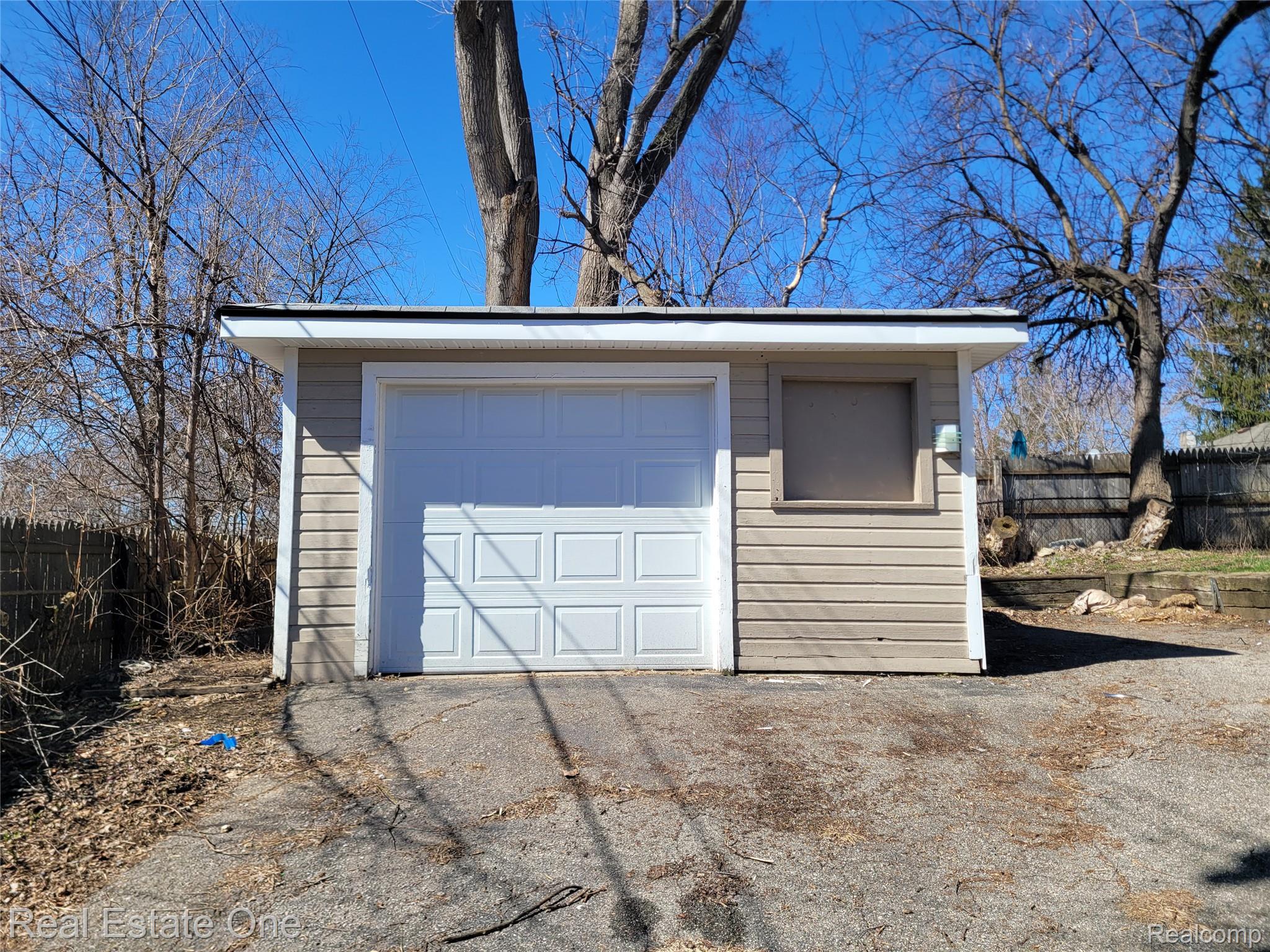 77 West Rutgers Avenue Pontiac, MI 48340 - Photo 3 of 12 Detached garage with driveway