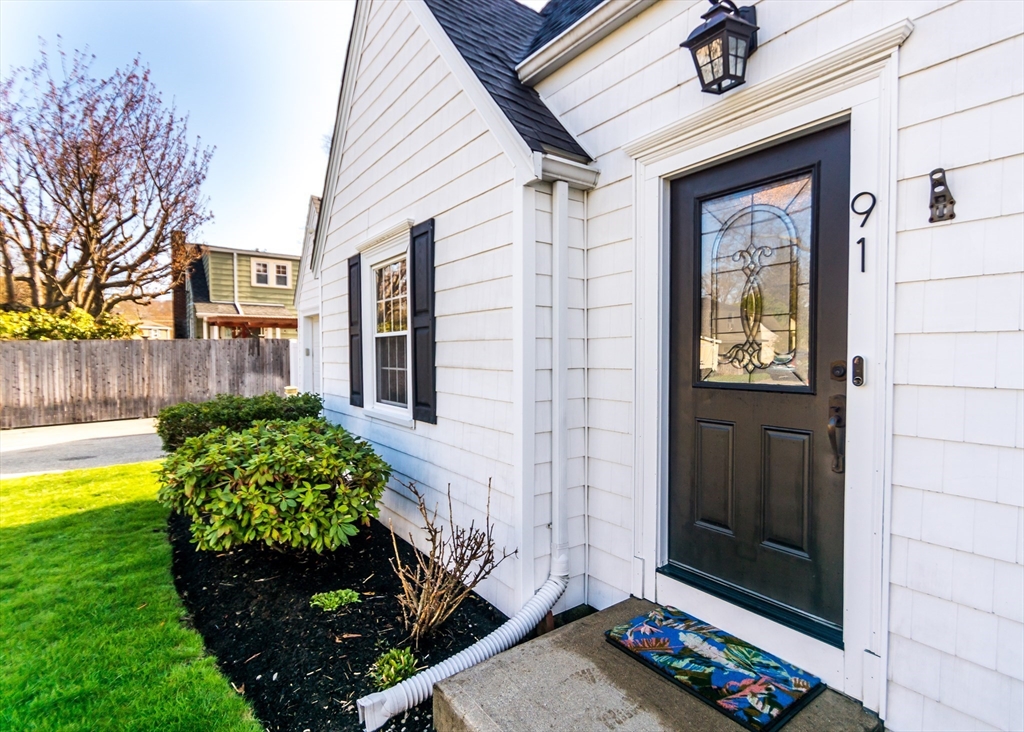 91 Canterbury Road Waltham, MA 02453 - Photo 4 of 41