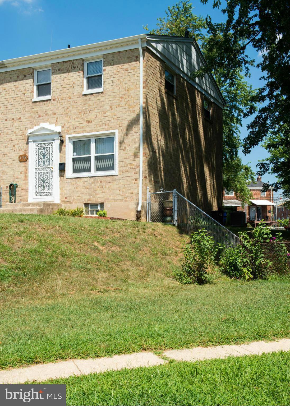 4738 Vancouver Road Baltimore, MD 21229 - Photo 2 of 30 a backyard of a house with lots of green space