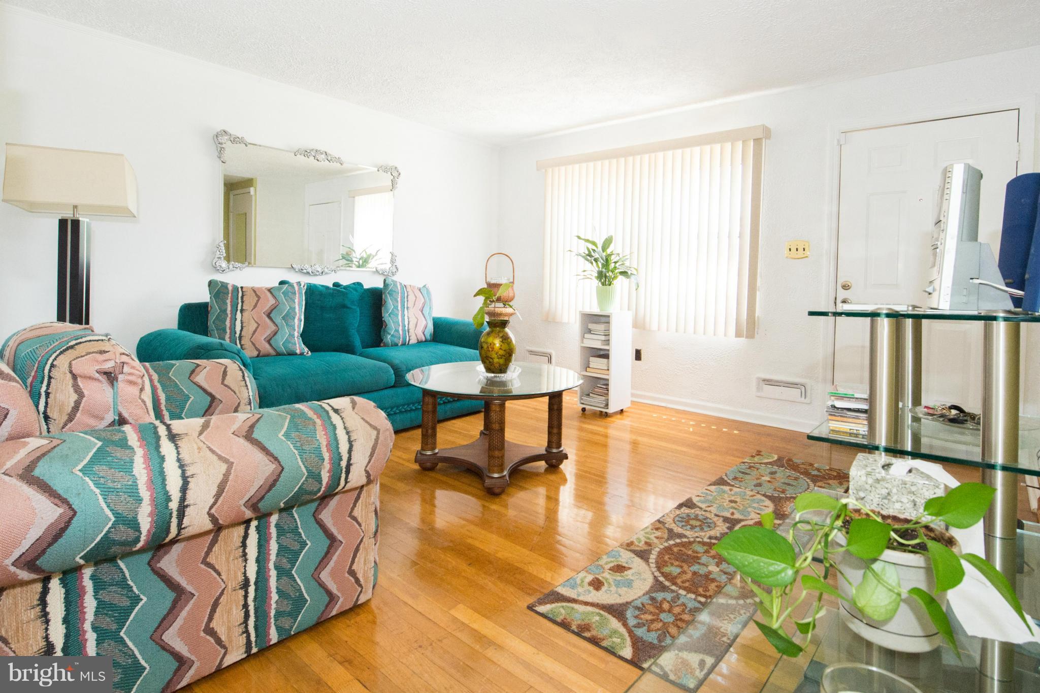 4738 Vancouver Road Baltimore, MD 21229 - Photo 20 of 30 a living room with furniture and a table