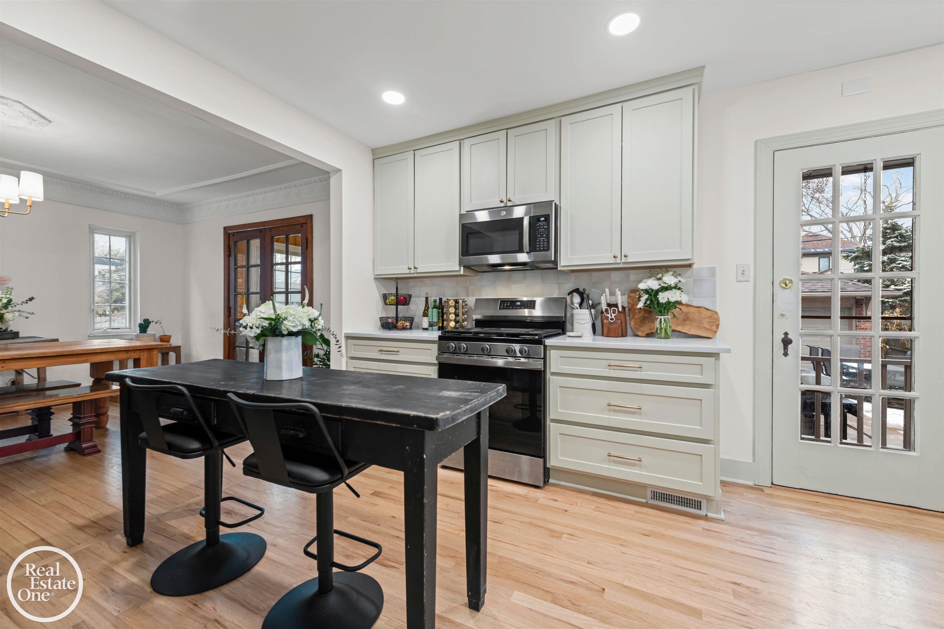 256 Fisher Road Grosse Pointe, MI 48230 - Photo 5 of 30 50200020-bd64a9c7-dc5e-42a6-8847-06edd9017427.JPG