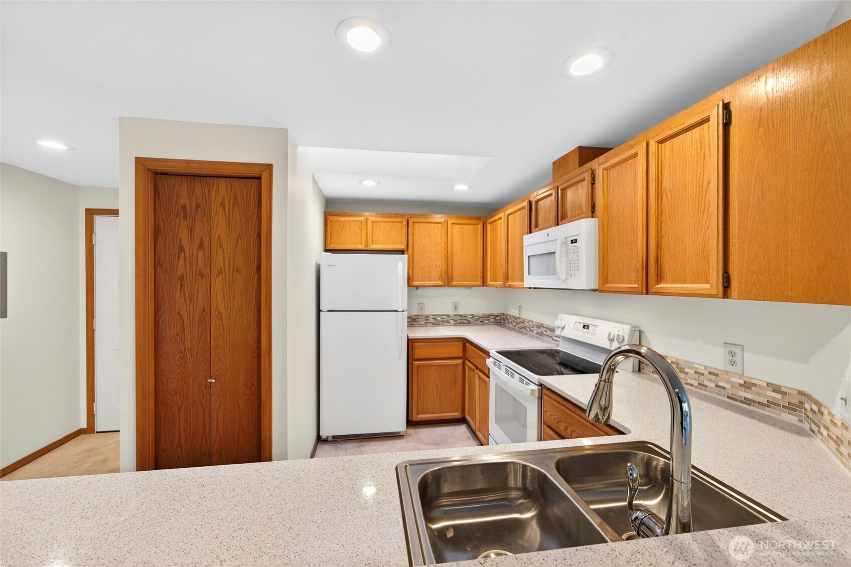 432 3rd Avenue South, Unit B204 Edmonds, WA 98020 - Photo 13 of 32