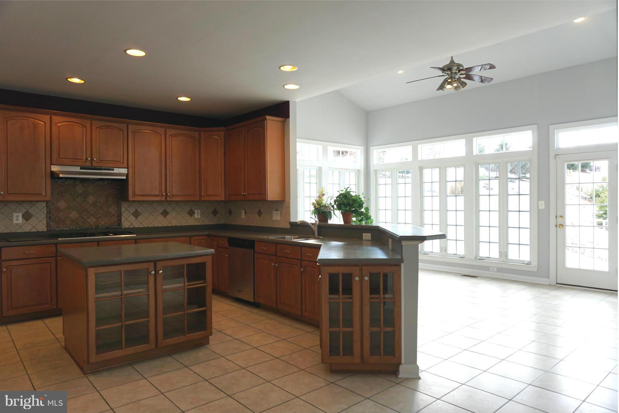 18420 Crestmount Road Boyds, MD 20841 - Photo 13 of 30 Kitchen/SunRoom