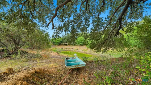 a view of a yard with a house