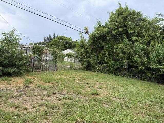1219 Highland Road Lake Worth, FL 33462 - Photo 4 of 6 fenced in area