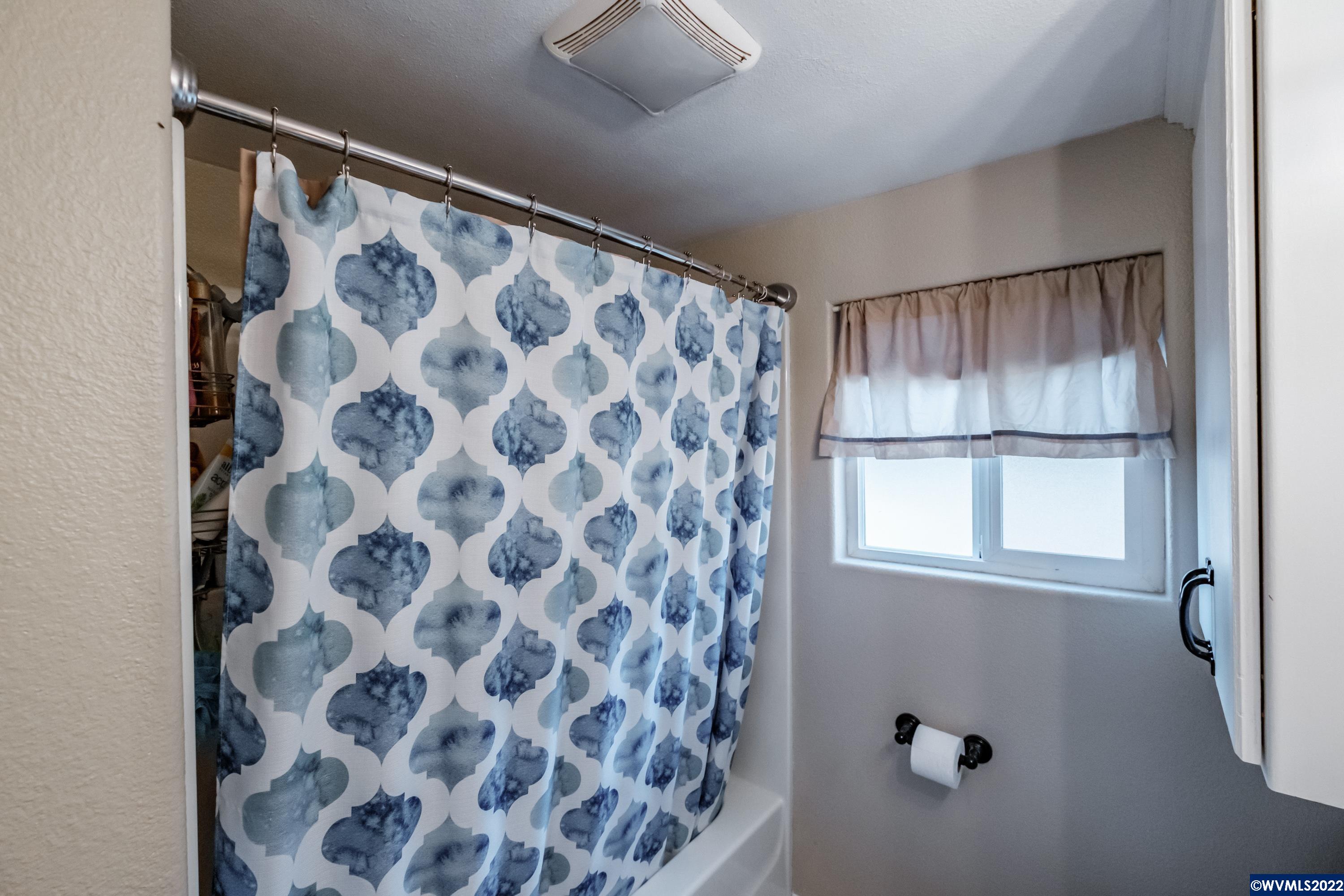 4725 Knox Butte Road East Albany, OR 97322 - Photo 19 of 41 a bathroom with a bathtub and shower