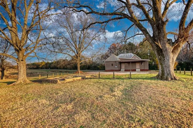 a view of a house with a yard