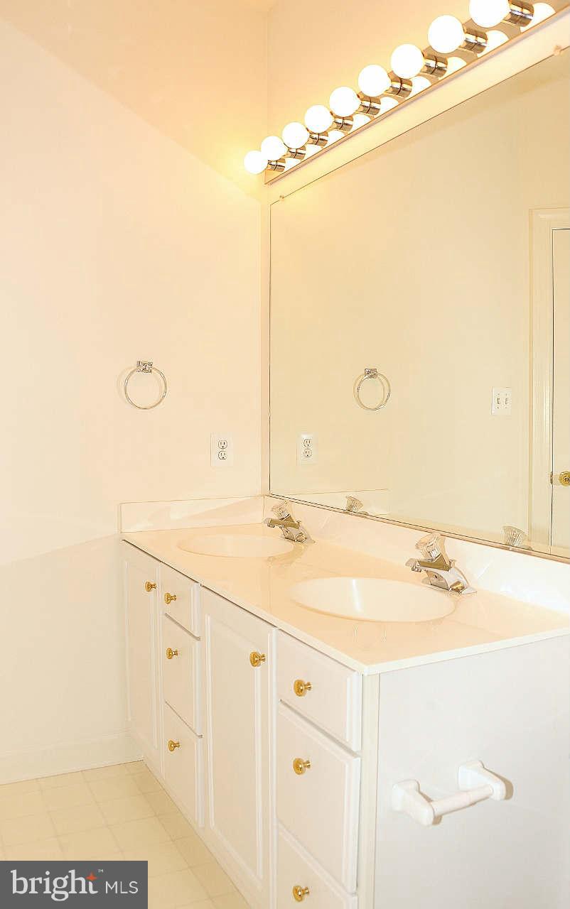 6236 Levi Court Springfield, VA 22150 - Photo 25 of 30 Upper Level Hall Bath
