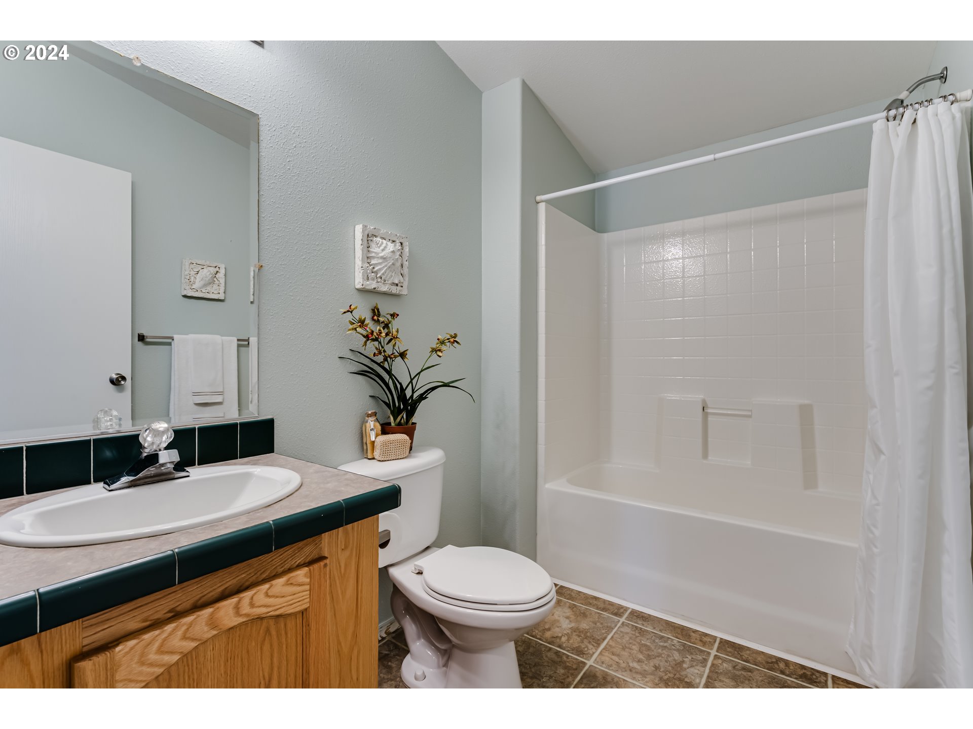 2533 Maia Loop Springfield, OR 97477 - Photo 20 of 28 a bathroom with a sink toilet and shower