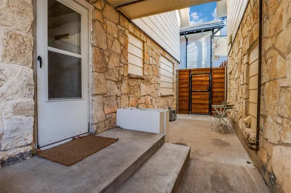 $3,300 | 1112 Kings Highway, Dallas, TX 75208