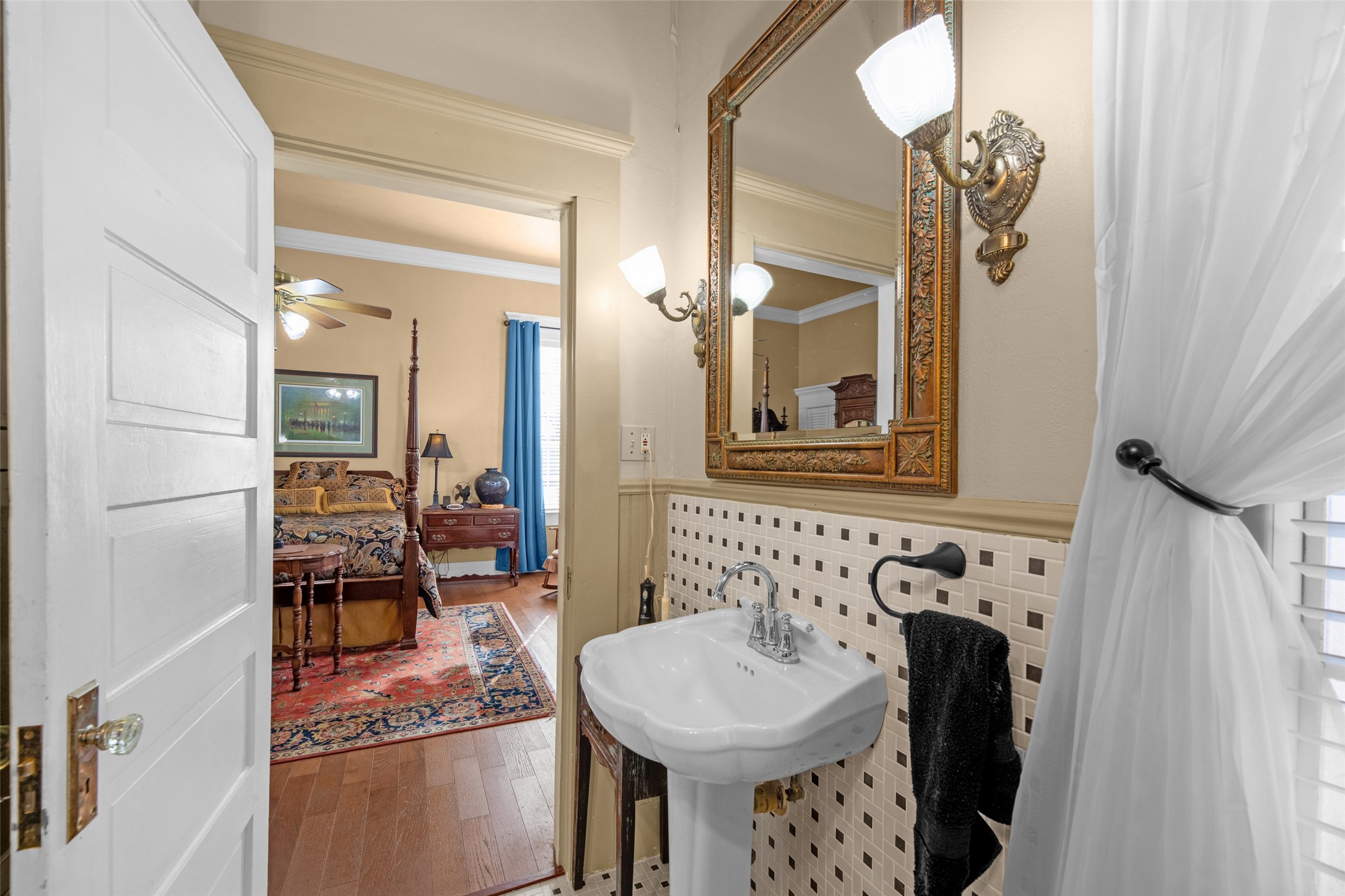 801 North Fulton Street Wharton, TX 77488 - Photo 20 of 43 a bathroom with a sink and a mirror