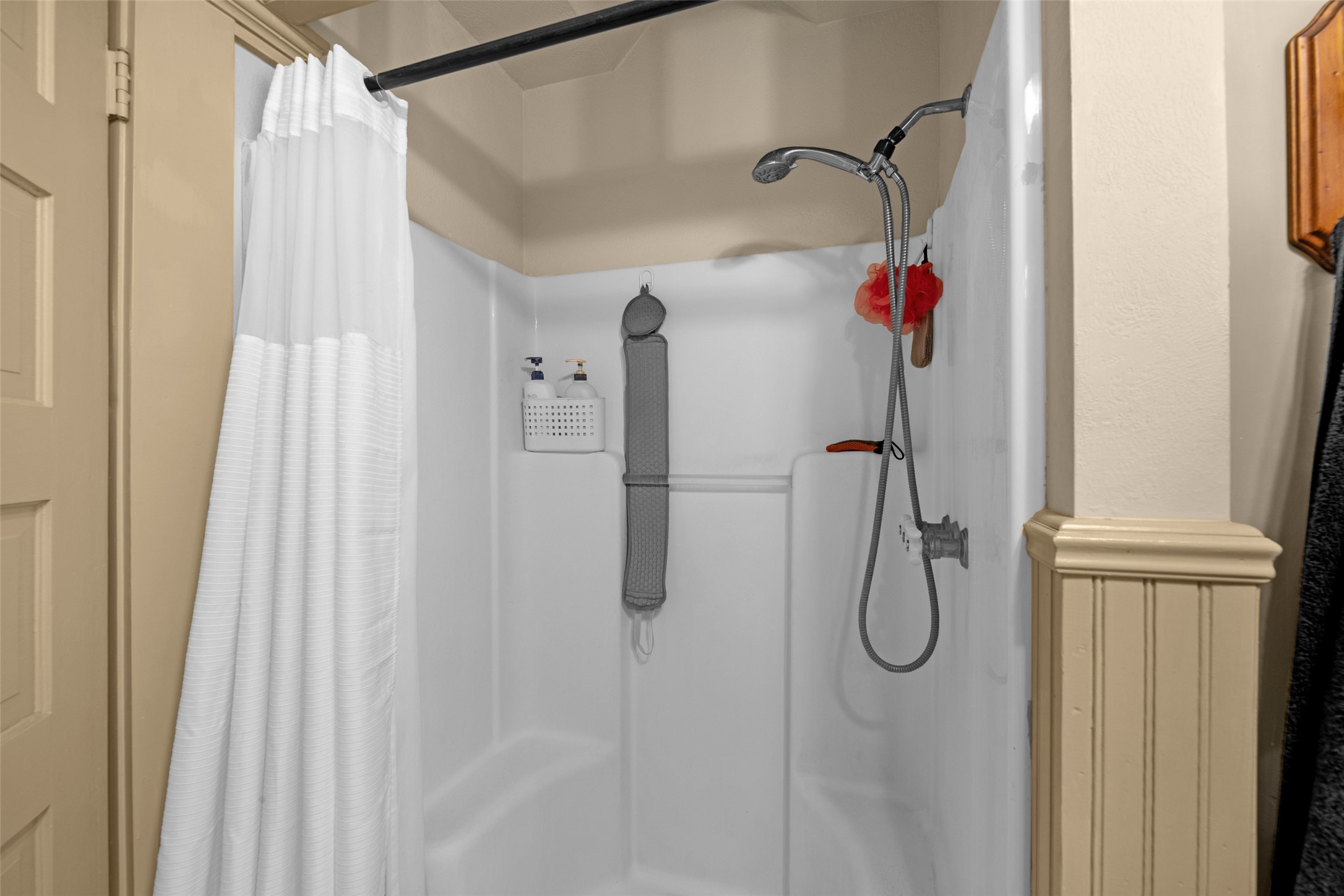 801 North Fulton Street Wharton, TX 77488 - Photo 22 of 43 Shower stall in the primary bathroom