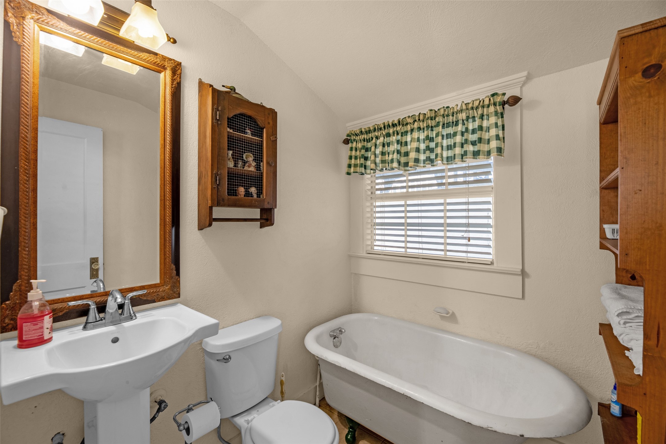 801 North Fulton Street Wharton, TX 77488 - Photo 24 of 43 a bathroom with a sink mirror bathtub and toilet