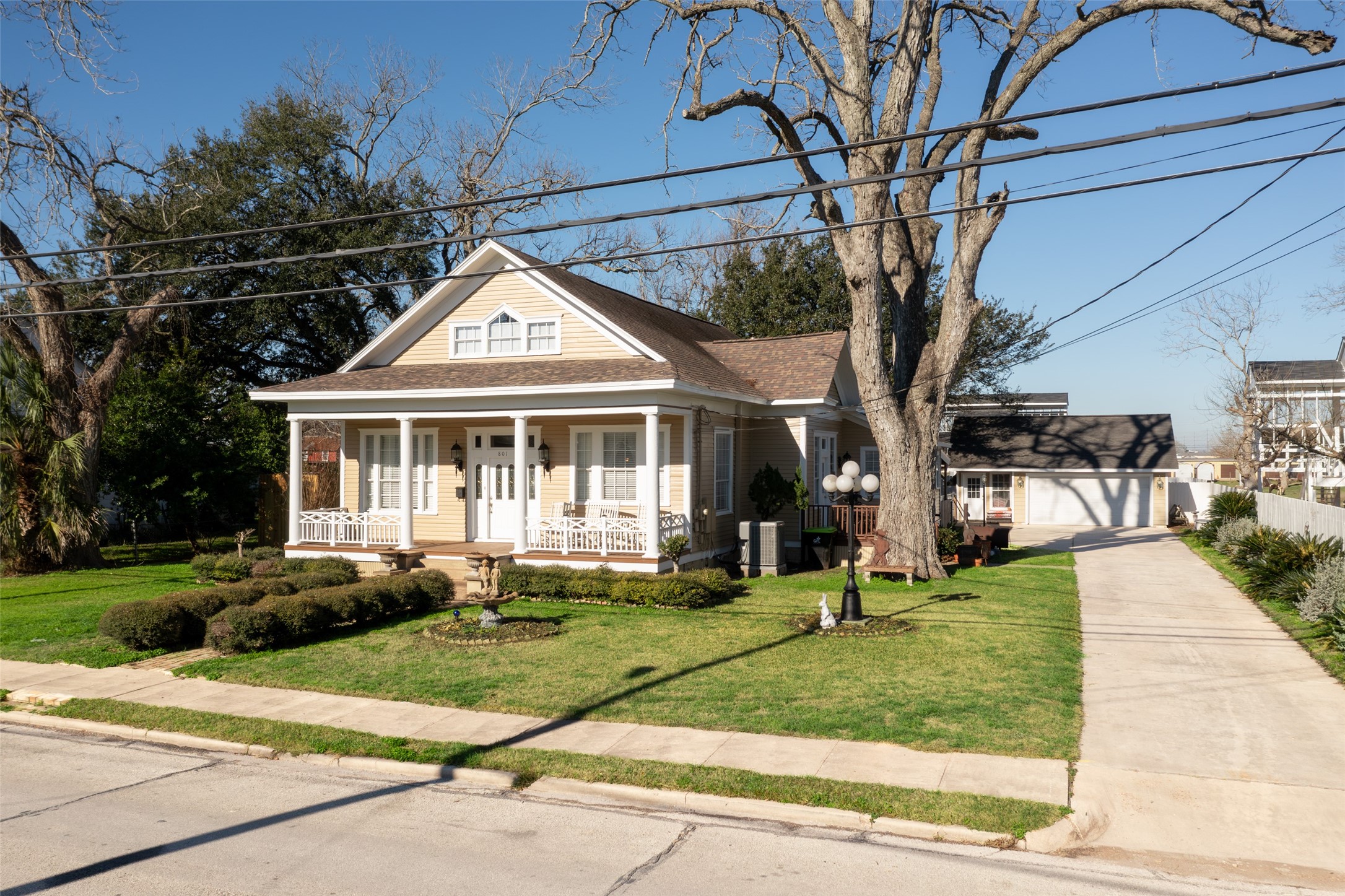 801 North Fulton Street Wharton, TX 77488 - Photo 3 of 43 Driveway view