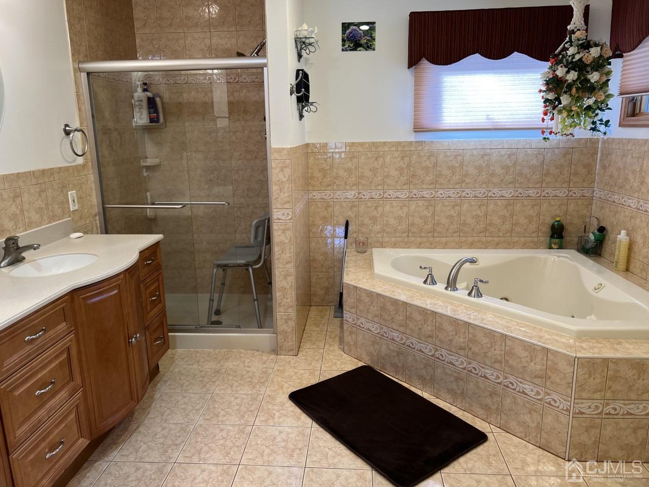 60 Utica Road Edison, NJ 08820 - Photo 20 of 38 a bathroom with a tub sink and mirror