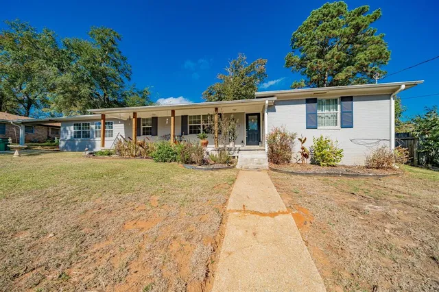 $320,000 | 207 Inwood Drive, Palestine, TX 75801