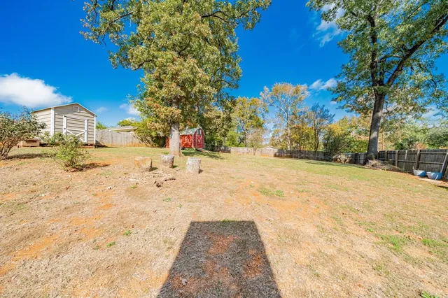 a view of backyard of the house