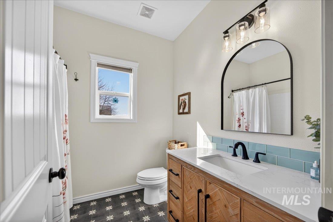 5408 Cassia Road New Plymouth, ID 83655 - Photo 21 of 49 Full bath with vanity, curtained shower, and dark floors