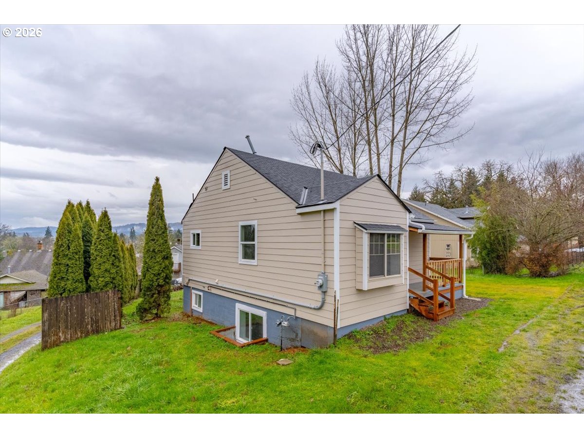 175 Northwest 3rd Street Willamina, OR 97396 - Photo 3 of 38