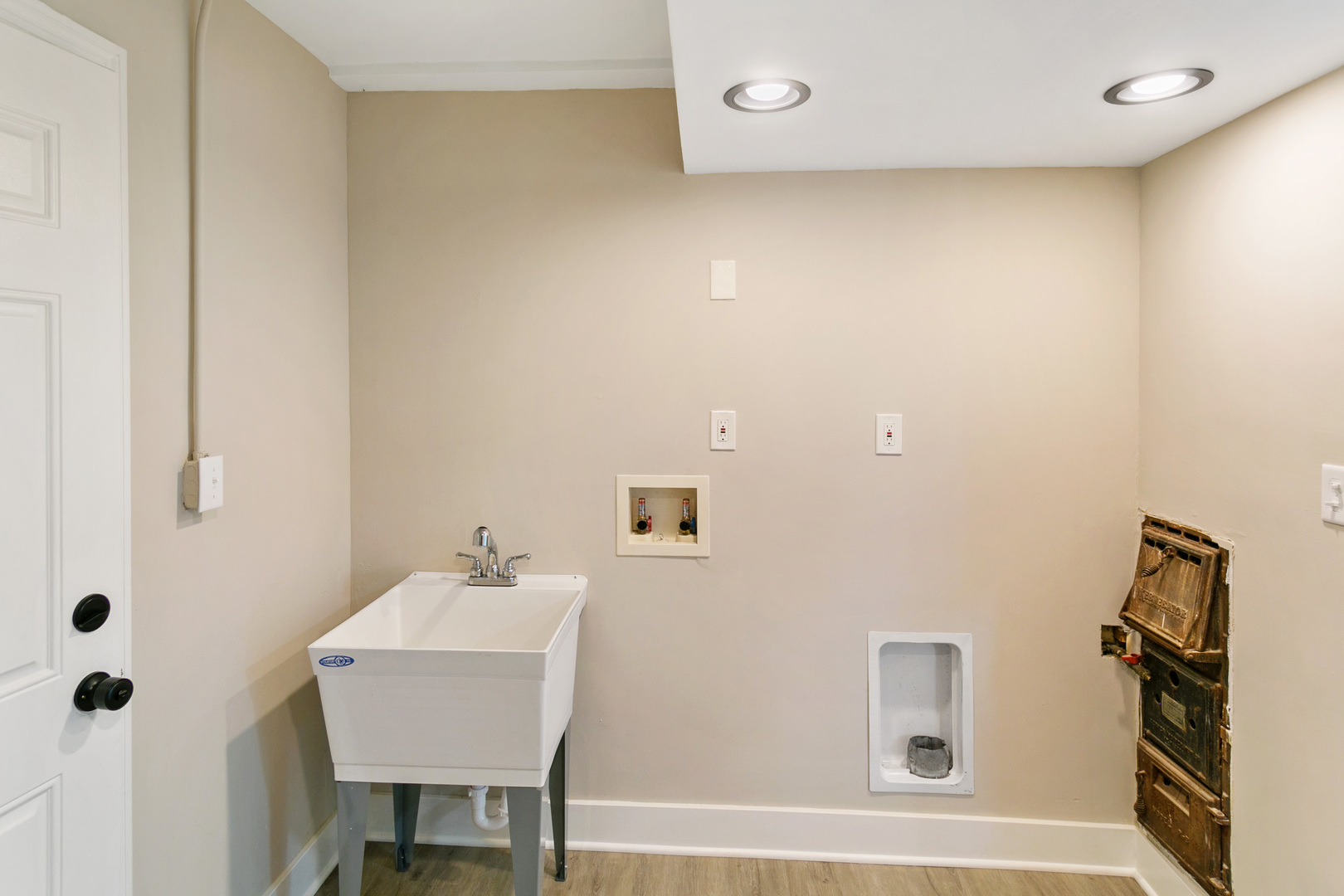 239 Cornwall Drive Crete, IL 60417 - Photo 14 of 25 a bathroom with a sink and a mirror