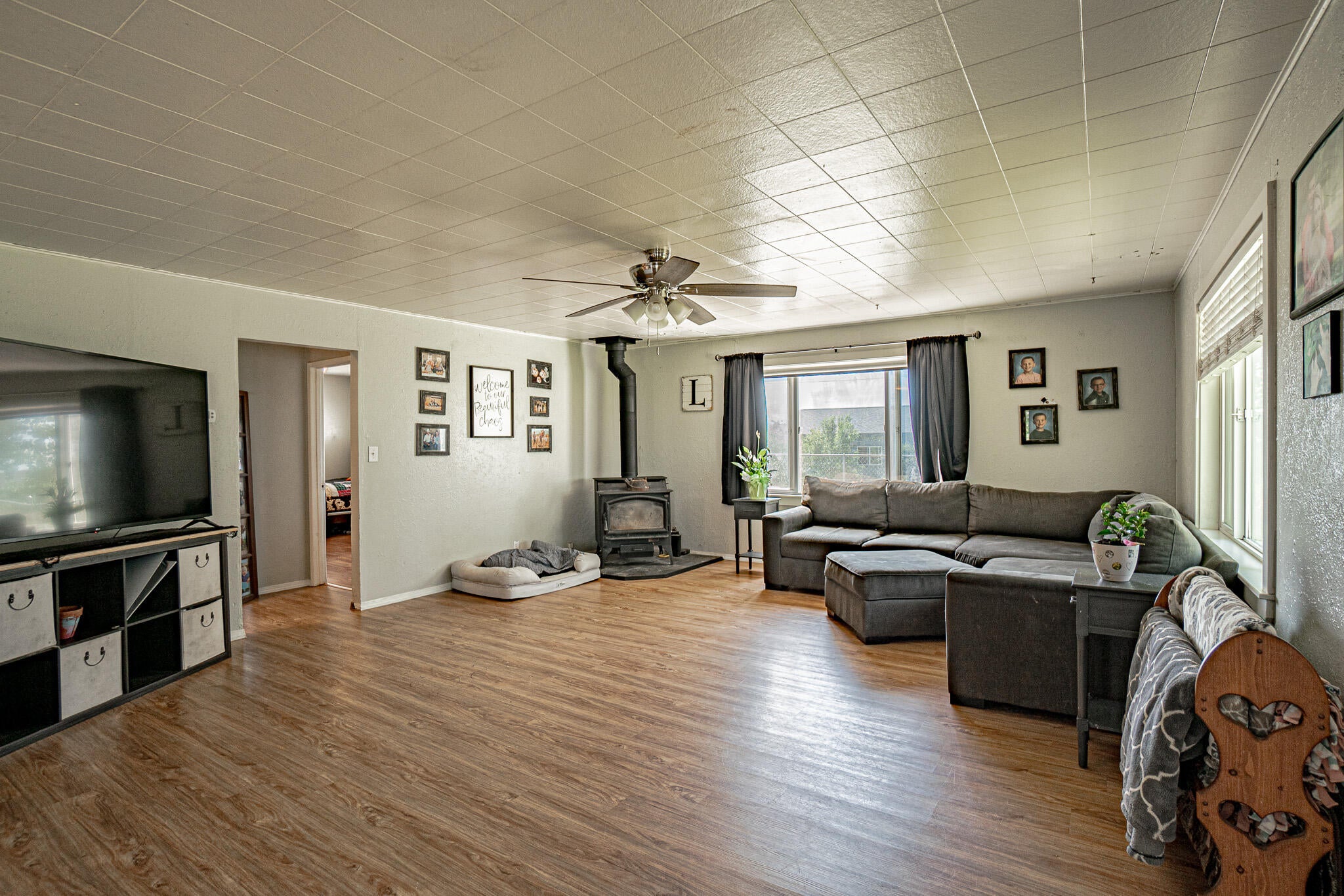 444 East Dutton Road Eagle Point, OR 97524 - Photo 11 of 40 Main House Living Room