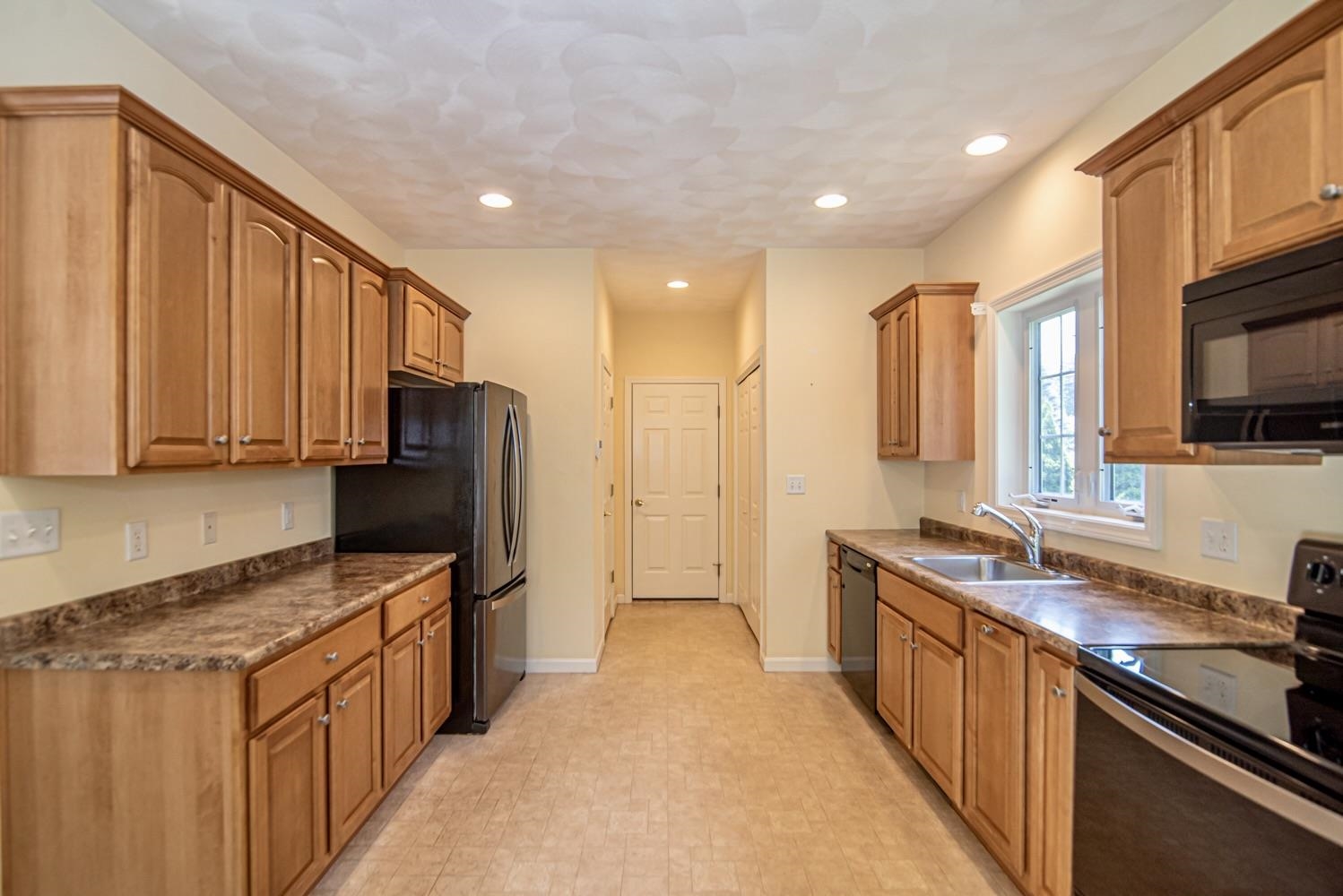 32 St Andrews Way Londonderry, NH 03053 - Photo 7 of 31