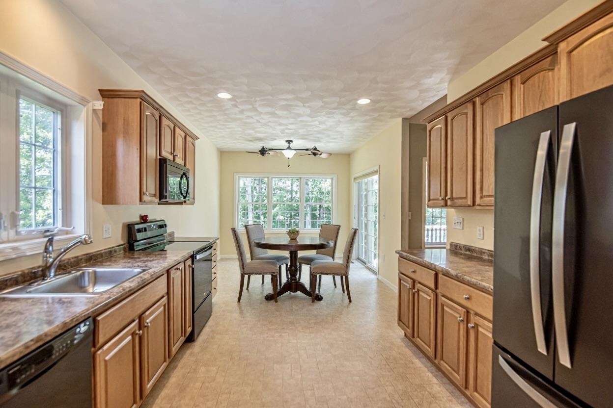 32 St Andrews Way Londonderry, NH 03053 - Photo 9 of 31