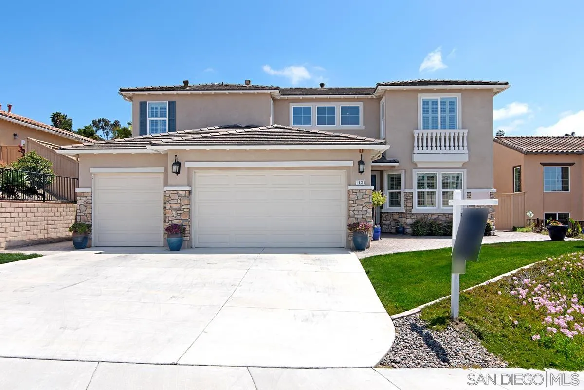 a front view of house with yard