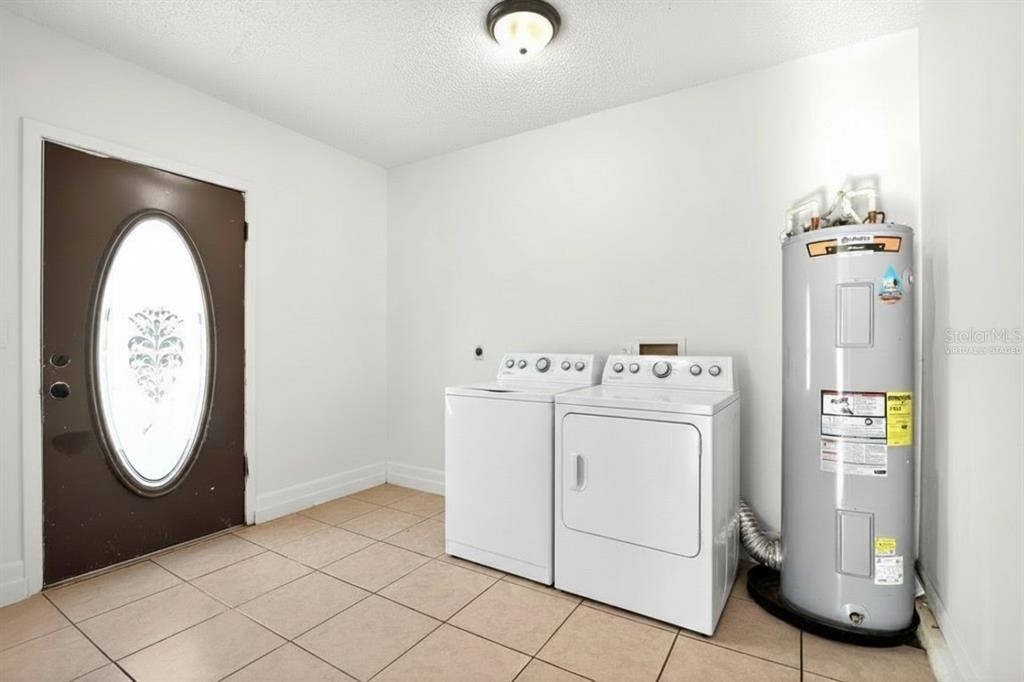 8800 Southeast 89th Place Ocala, FL 34472 - Photo 15 of 18 a utility room with dryer and washer