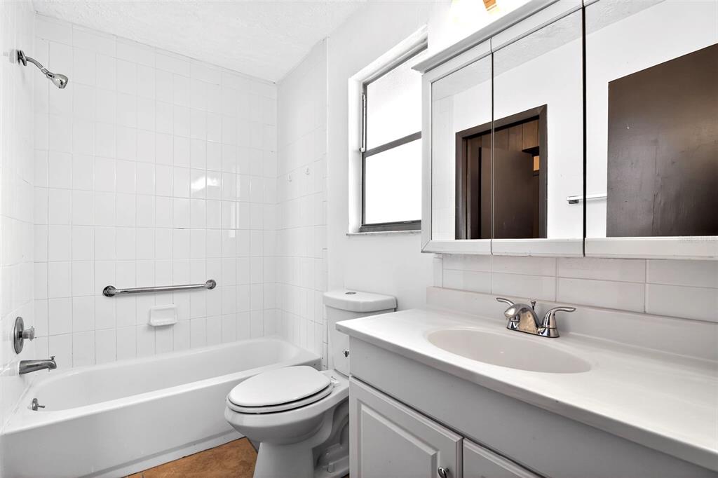 8800 Southeast 89th Place Ocala, FL 34472 - Photo 10 of 18 a bathroom with a sink a toilet and a bathtub