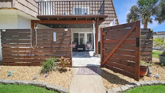a view of entryway with a front door